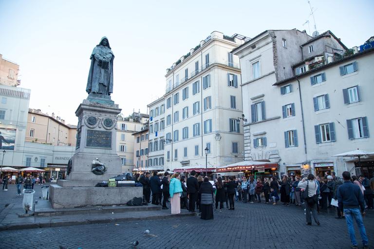 Bronzestatue des Universalgelehrten Giordano Bruno auf einem Platz in Rom. Bronzestatue des Universalgelehrten Giordano Bruno auf einem Platz in Rom.